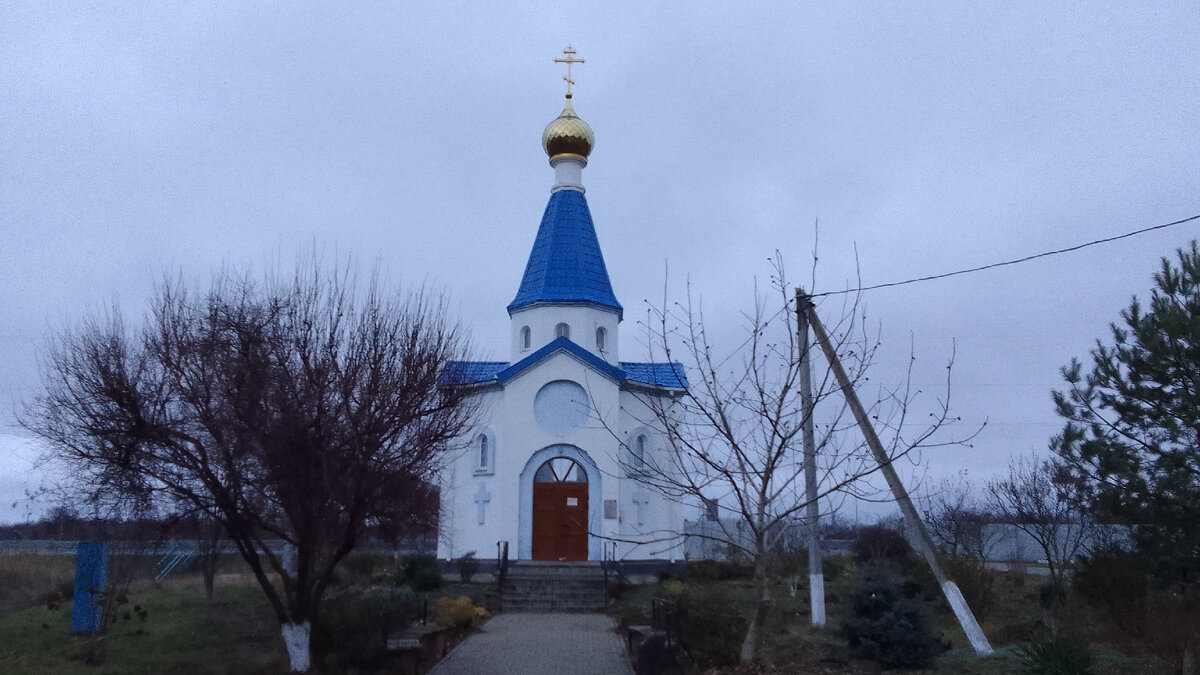 Часовня в честь святителя Николая Чудотворца, Краснодарский край, Павловский район, с. Краснопартизанское, расположена у трассы М-4 "Дон" справа, при движении из г. Ростов-га-Дону в направлении г. Краснодар