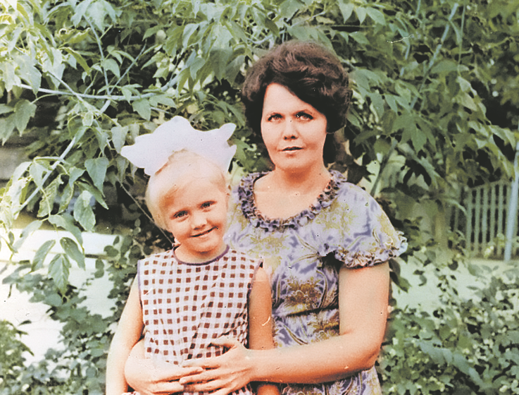 Многодетная 43-летняя женщина похудела и теперь её не отличить от старших дочере
