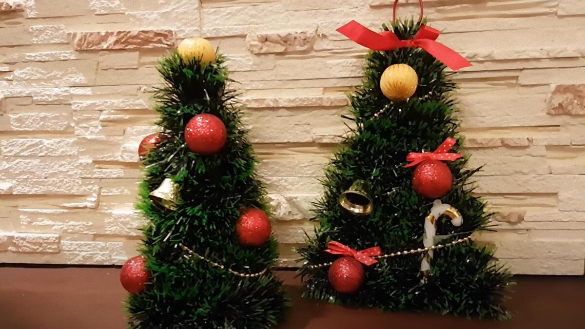    Две елочки из дождика с елочными украшениями:YouTube/Жанна Решетицкая - РЕЦЕПТЫ