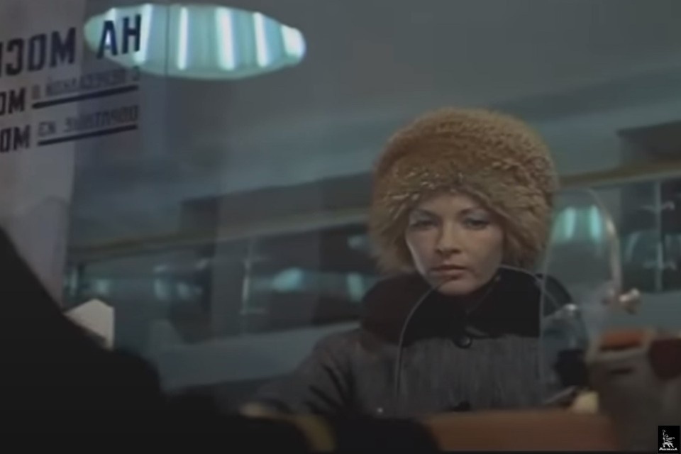     В кассах на Гриоедова Надя покупала билет Жене Лукашину. Фото: кадр их х/ф "Ирония судьбы, или с легким паром"/киностудия "Мосфильм"/youtube.com