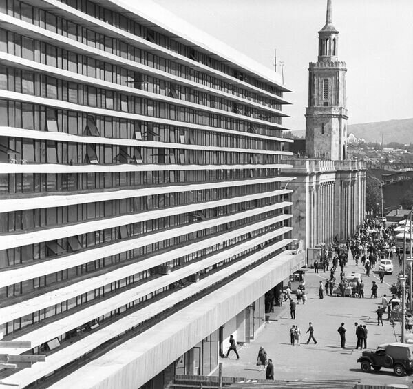 Здание Управления метрополитена на Вокзальной площади в городе Тбилиси