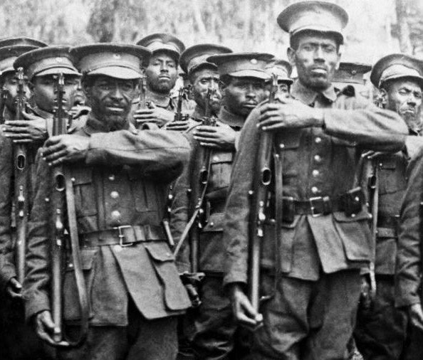 Солдаты эфиопской армии с автоматическими карабинами Беретта в 1936 году.