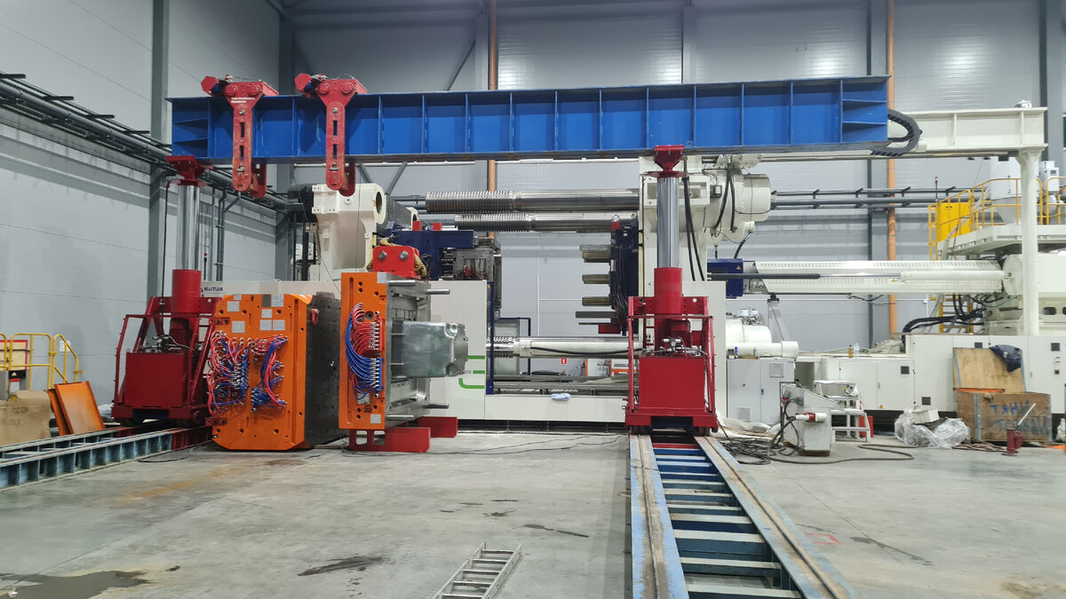 Сборка термопластавтомата гидравлической портальной системой