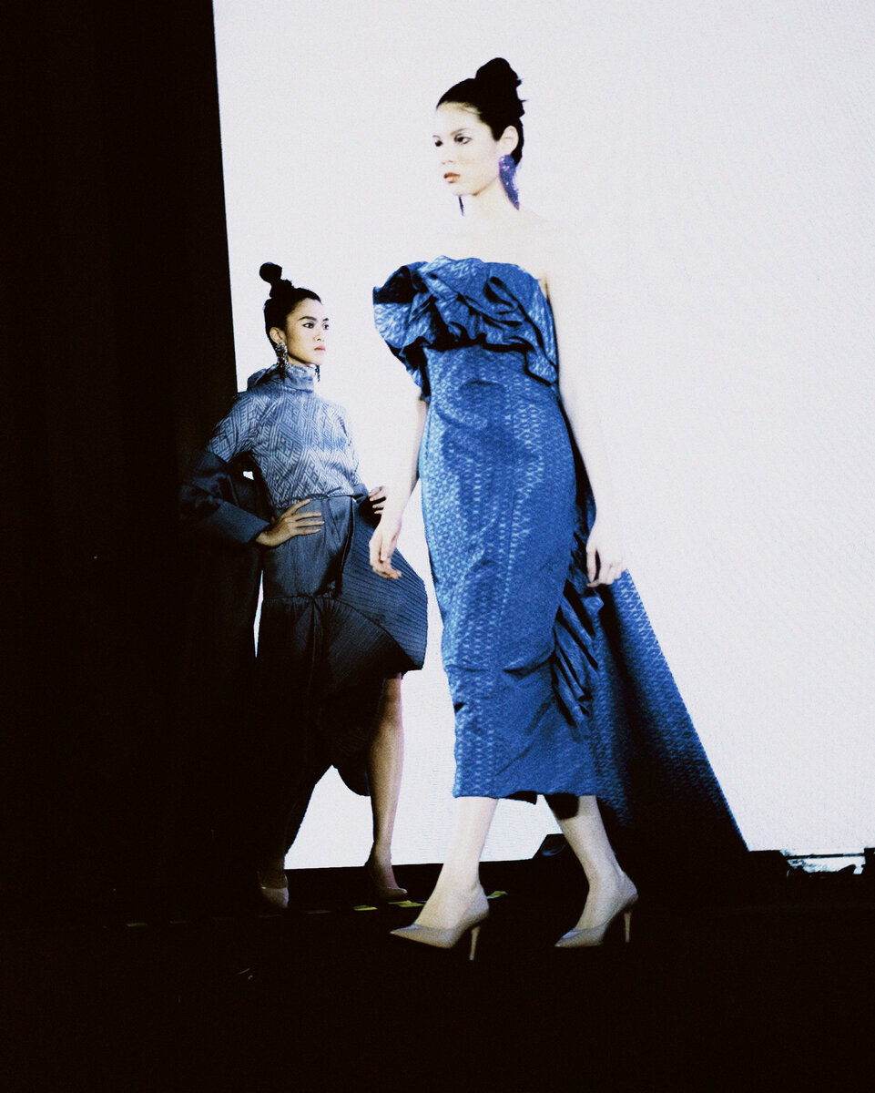 Как я побывала на тайском fashion week 

Мероприятие посвящено было тайскому шелку, из которого выполнены были все наряды, продемонстрированные на показе. Всего приняло участие 60 стран.

Мероприятие было довольно закрытое, на нем присутствовали, в основном, послы стран, принимавших участие, их приближенные люди и дизайнеры. 

В первый день меня пытались посадить на первый ряд, потому что подумали, что я представитель страны, а в другой – потому что дизайнер 👩‍🎨 

Все прошло очень слаженно и организовано, начиная от запуска людей и рассадки, световых решений, переодевания моделей и самого показа с последующими выходами послов и речей благодарности. 

Мое личное удивление - увидеть Джимми Чу, прилетевшим поддержать Малазийского дизайнера.
Удивление номер два - понять, что Джимми Чу сам малайзиец, а не китаец, как я думала всю жизнь sorry please🤡

Короче, лайк, советую посмотреть фотографии с показов в моем профиле запрещеной соц сети: @kaminskayaekaterina