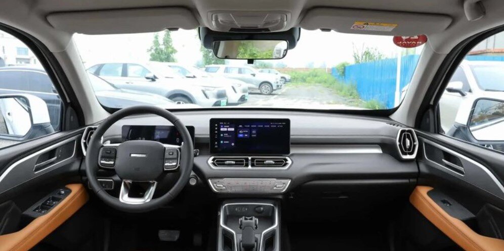 Салон обновлённого Haval H5 2023 года стилистически очень похож на салон другого внедорожника - Tank 300, продажи которого начались в России буквально в этом году.