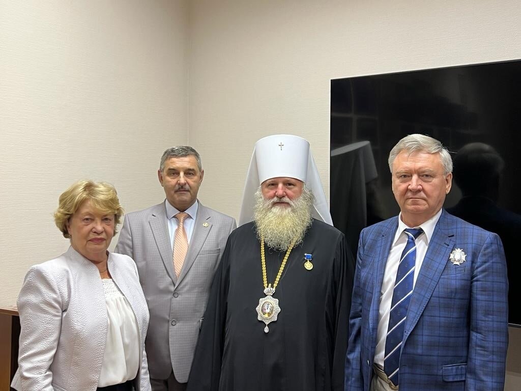    Академики вручили золотую медаль Митрополиту Ханты-Мансийскому и Сургутскому Павлу