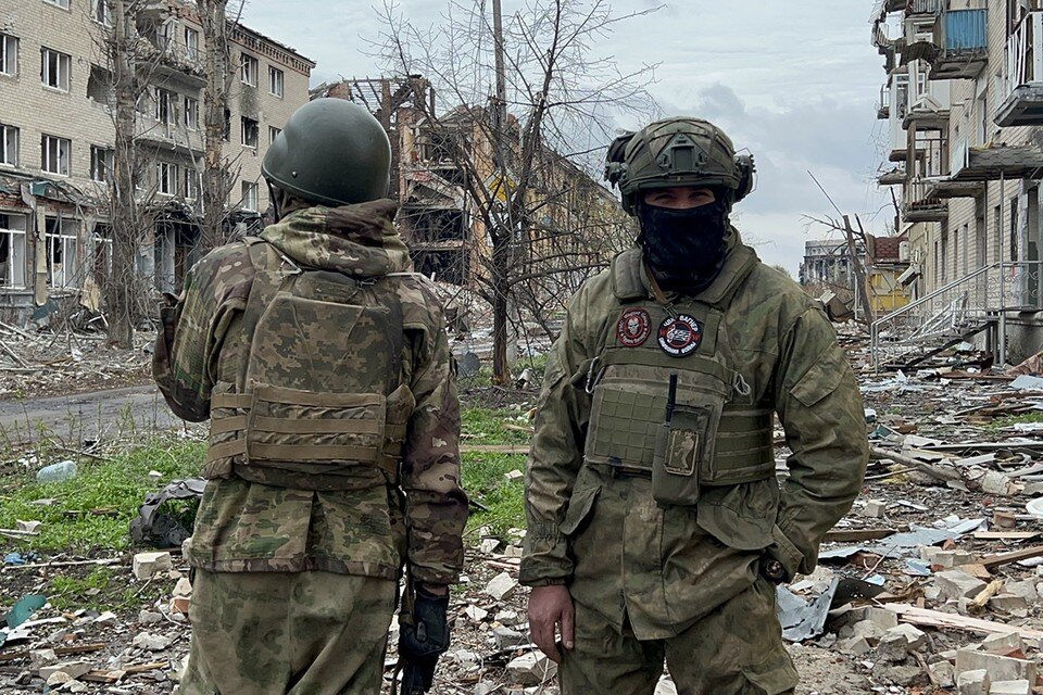    Не исключено, что уже скоро мы увидим «Вагнеровцев» на передовой. Возможно даже как отдельное подразделение в структуре армии. Возможно даже со особым статусом. Александр КОЦ