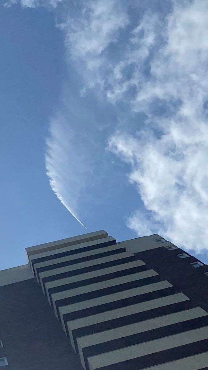 Струя из пожарного гидранта бьет куда сильнее обычного шланга. 