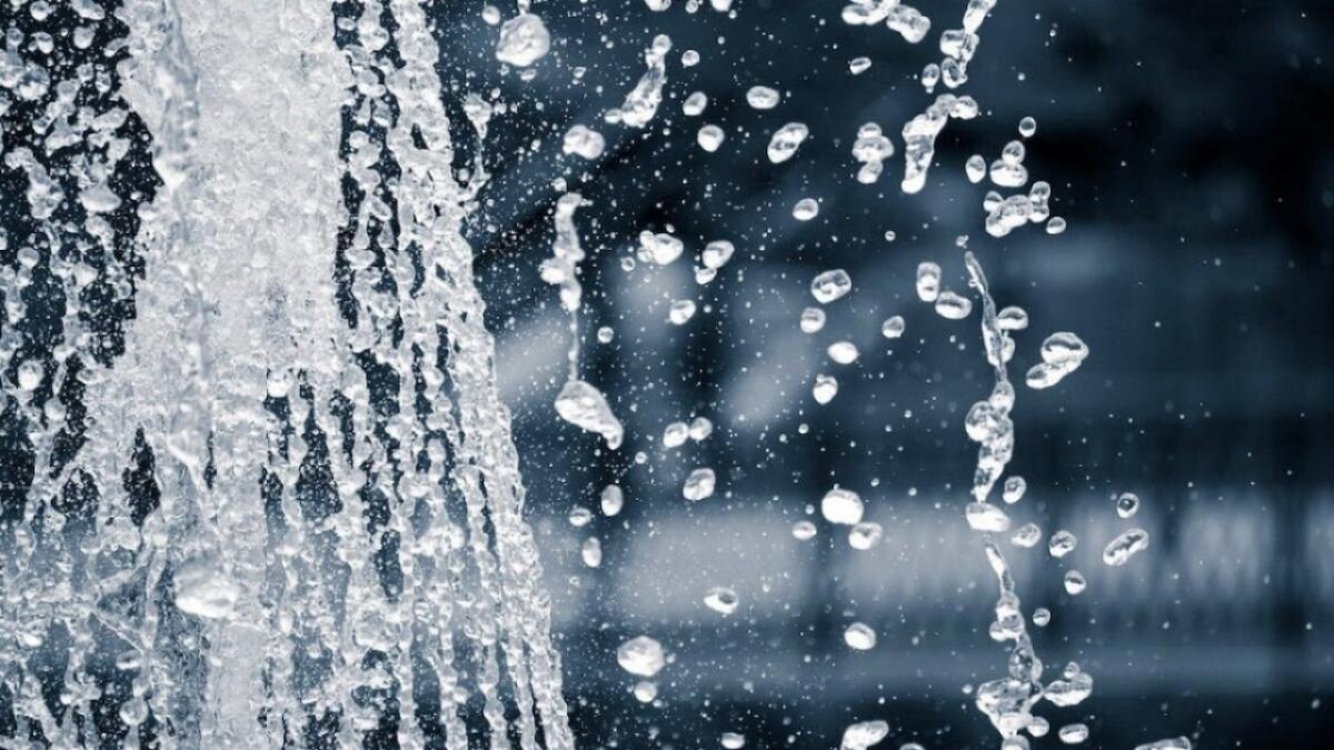    В Саратове забил 10-метровый коммунальный фонтан на НавашинаНовости Саратова и области – Сетевое издание «Репортер64»