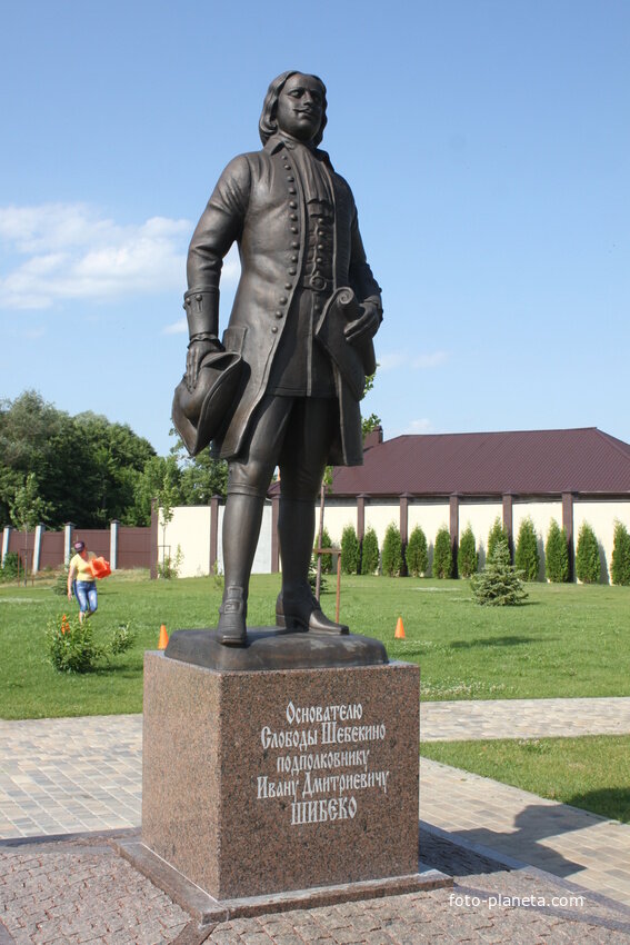 Памятник Шибеко возле местного ЦКР и бассейна. 