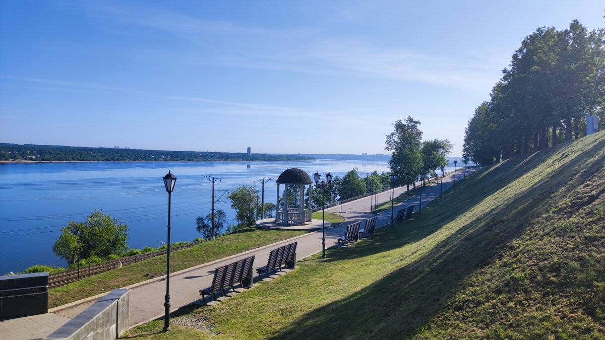     На уровень воды позитивно влияют осадки.