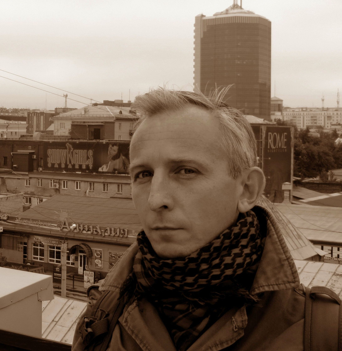 Родился в 1971 г. в г. Донской Тульской области. Окончил Тульский государственный педагогический университет им. Л.Н. Толстого по специальности «История» (2000). Кандидат исторических наук (2010). Публиковался в коллективных сборниках, альманахах, журналах. Автор двух монографий, ряда научных публикаций, сборника стихов и прозы «Без слов» (Тула, 2014), сборника очерков «Книги многоточия… Очерки истории Челябинской библиотеки для слепых» (Челябинск, 2019). Преподаватель, редактор Челябинской областной специальной библиотеки для слабовидящих и слепых, выпускающий редактор сайта АсПУр, живёт в Челябинске. 