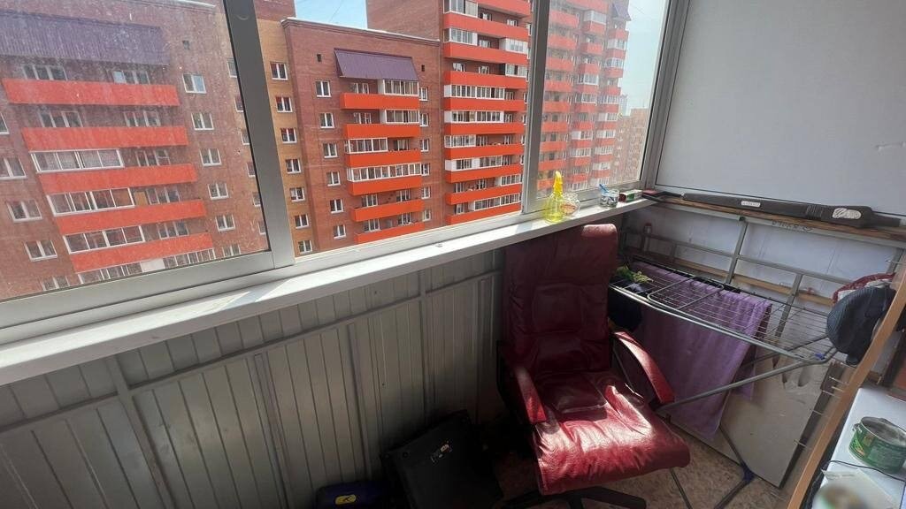     В Красноярске жительница будут судить из-за падения ее 5-летнего ребенка с балкона 8-го этажа. Она оставила его дома одного.