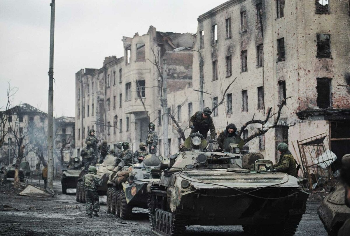 Боевые действия в городе. Чечня 1995 штурм Грозного. Дворец Дудаева Грозный 1995. Чечня 1994 штурм Грозного.