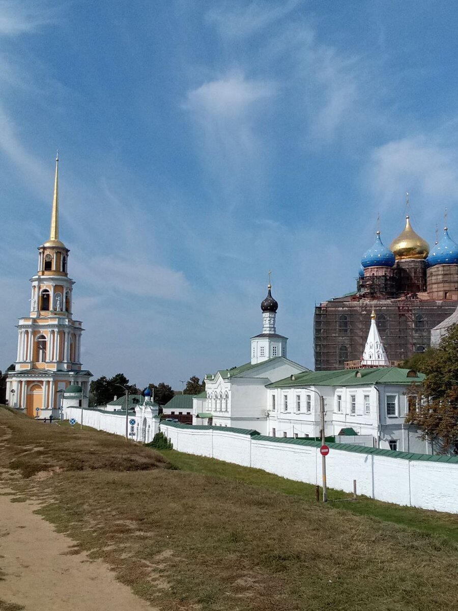 Вид на здания мужского монастыря и Успенский Собор с высоты кремлевского вала
