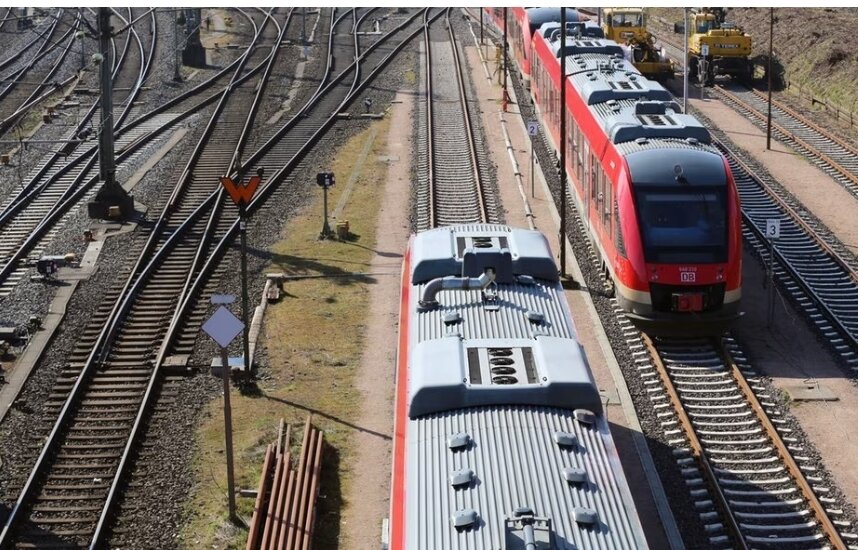 Сломанная сигнальная будка вызвала проблемы в железнодорожном движении в Пиннеберге в воскресенье . Проблема была решена во второй половине дня, но и после этого были задержки. Особенно пострадали линии RE6 между Вестерландом на Зильте и Гамбургом, а также линии RE7 и RE 70 из Киля и Фленсбурга в Гамбург .