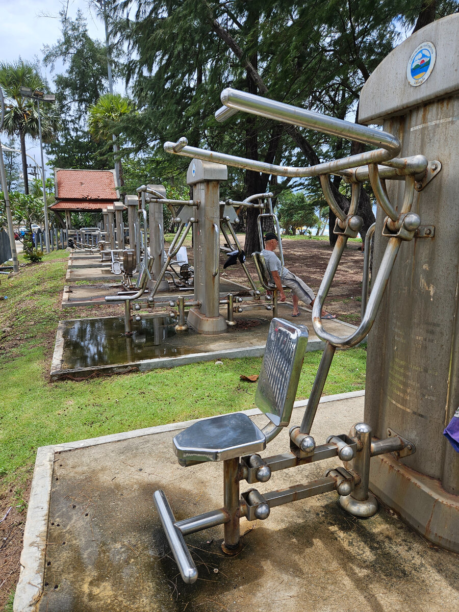 Площадка на пляже Карон, Пхукет. Более качественные тренажеры, чем в Бангкоке.