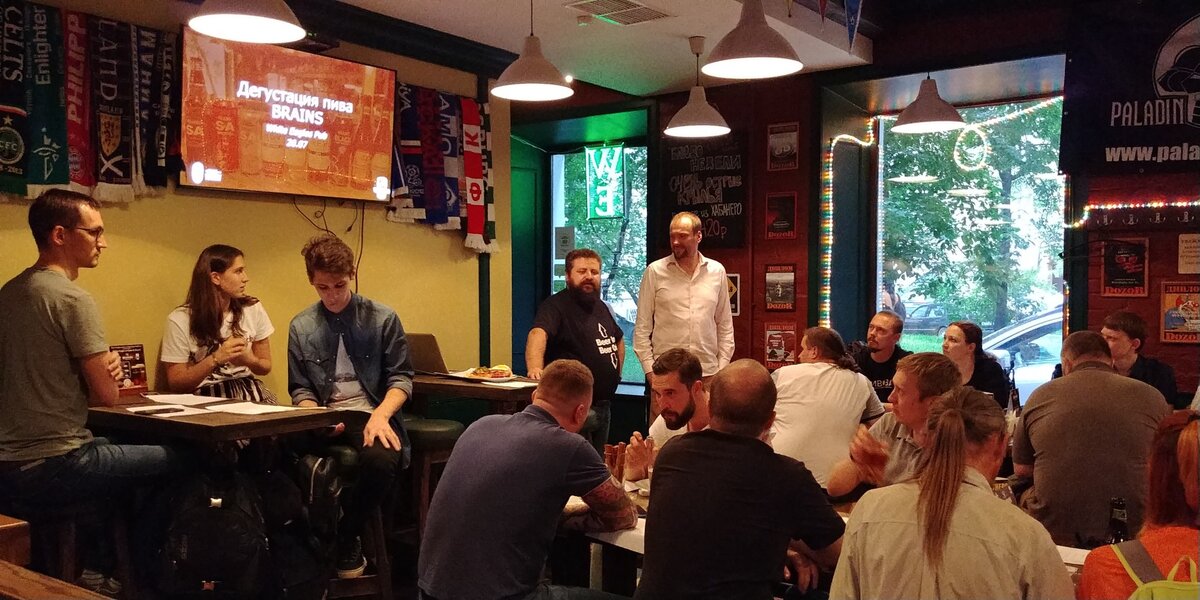 Игорь — в чёрной футболке