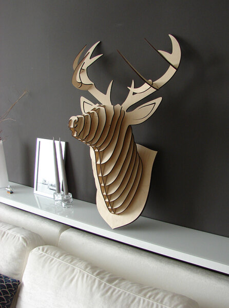  Любительское фото декоративного элемента в виде головы оленя, изготовленной из фанеры