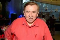 Как живётся Лёне Голубкову?Кооператив «МММ», из которого впоследствии выросла финансовая пирамида, Мавроди организовал в 1989 году: организация занималась перепродажей оргтехники. А в 1994 году контора выпустила акции, которые мог купить любой желающий. Желающих было предостаточно: их в «МММ» привлекала мощная рекламная кампания. Все помнят рекламный ролик, где «лицо» финансовой пирамиды Леня Голубков за две недели в «МММ» зарабатывает кругленькую сумму «жене на сапоги». Или, например, аттракцион неслыханной щедрости от самого Мавроди, который на сутки арендовал Московский метрополитен. Вход в подземку был бесплатным, а на станциях и поездах красовались портреты Сергея Пантелеевича и логотипы «МММ».