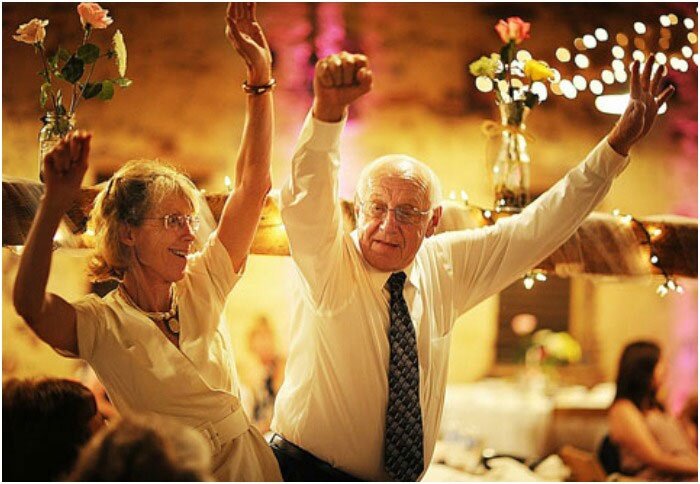 Юбилей члена семьи - не только радостное событие для родных, это также повод для общения с друзьями, коллегами по работе, соседями, а всякое общение сближает людей.