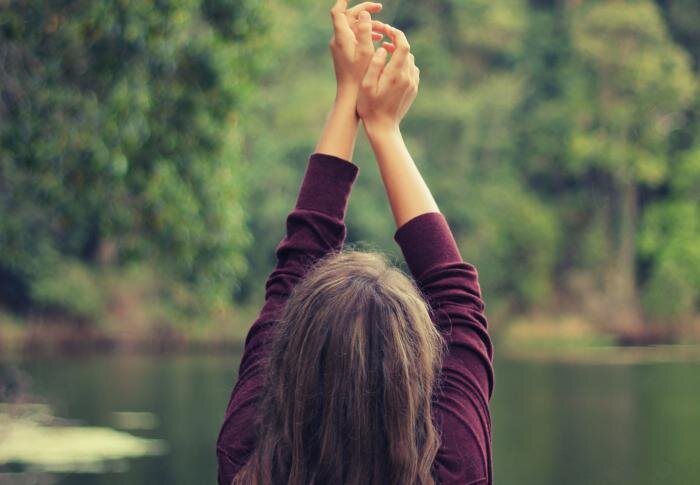 
Вопросом, как стать раскованной, задаются многие девушки, теряющиеся в тени ярких подруг или в коллективе, где могли бы быть звездой. На самом деле, в чрезмерной яркости и раскованности порой нет ничего хорошего: за звездой больше контроля, ей не прощаются мелкие ошибки. Кроме того, иногда раскованность – лишь видимость, и такие девушки сильно перегибают палку и переигрывают.
