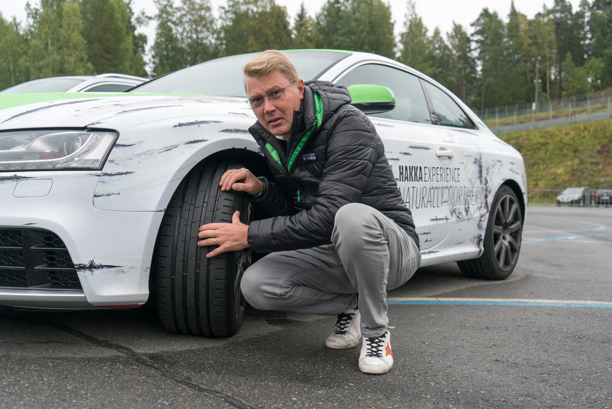 Стильный асимметричный рисунок протектора делает вождение более комфортным, а реакцию шин на руль – более точной. Главную роль в протекторе играют три широких и прочных центральных ребра, которые улучшают управляемость.