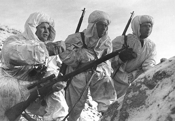 Василий Зайцев (слева) обучает новичков