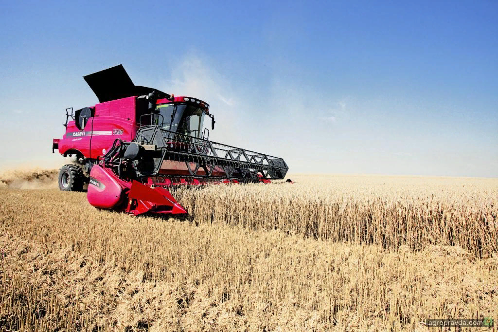 На новом комбайне убрали зерно. Жатки Case IH. Комбайн Case 6140 на уборке пшеницы. Зерновой комбайн. Машина для сбора зерна.