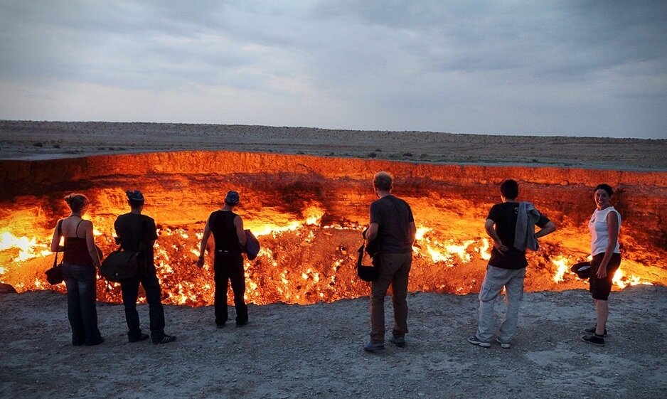 Люди у кратера. Фото из сети