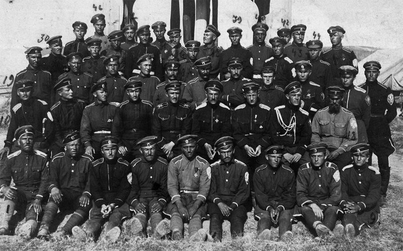 «Корниловцы» Добровольческой армии белых. Источник фотографии: http://img-fotki.yandex.ru