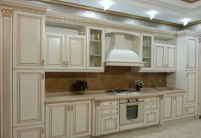 Кухня с итальянскими фасадами из массива с золотой патиной