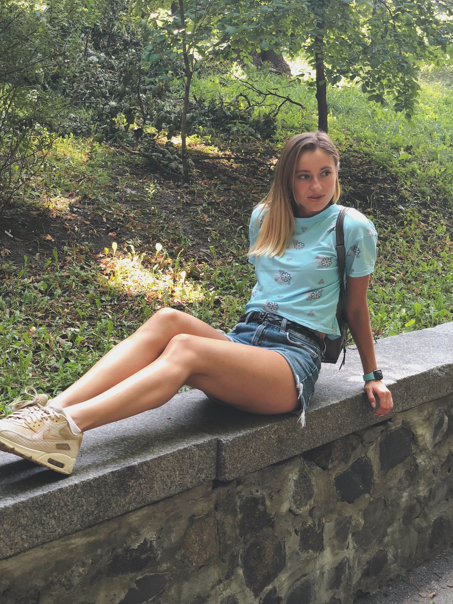 «Короткие шорты все равно носит»