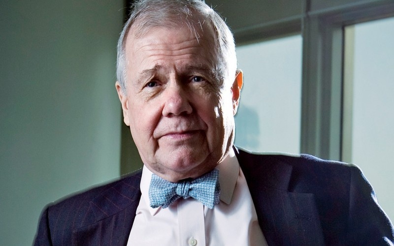 
📌 "Никогда ни у кого не спрашивайте, сколько он зарабатывает или сколько стоит чья-то вещь. Никогда никому не говорите, сколько стоят ваши вещи. Никогда ни с кем не обсуждайте свой доход и сбережения. Мои родители и дедушки с бабушками внушили мне это правило, как часть хороших манер. Доказывайте свою состоятельность делами, а не разговорами о деньгах." (Джеймс Билэнд Роджер)
