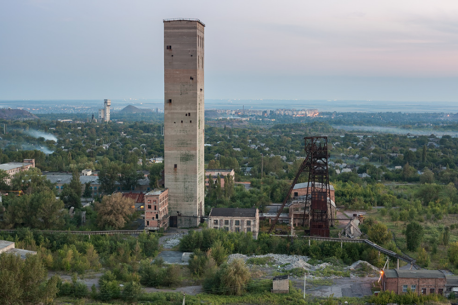Разбомбленный завод в ДНР