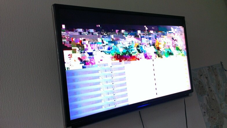 Плохое изображение на телевизоре. Квадратики на телевизоре. Помехи цифрового телевидения. Зависание телевизора.