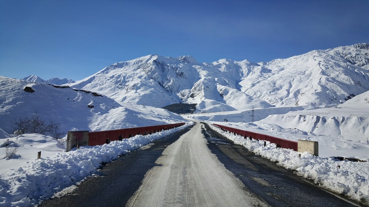 Военная Грузинская дорога — уже сама по себе туристический маршрут. Там впереди Тбилиси…