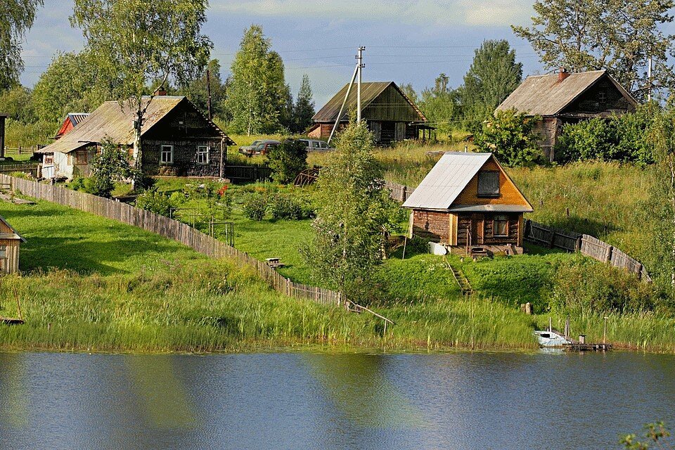 Домик в деревне у реки фото