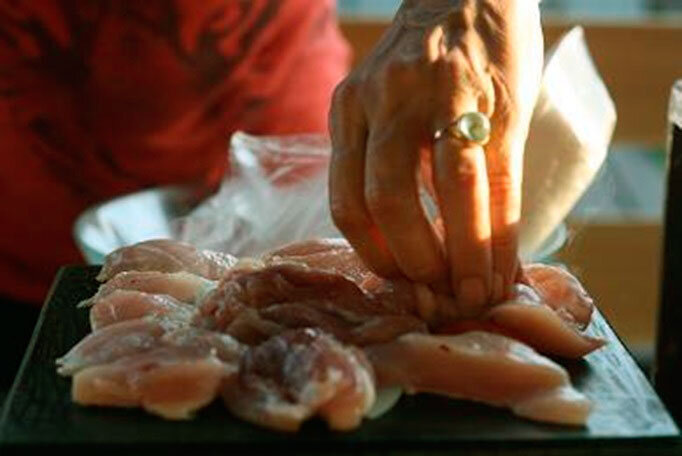 На раскаленную нефритовую плиту укладываются кусочки курицы, которые тут же готовятся. Хорошо нагретая ( предварительно) плита остается горячей около 40 минут.