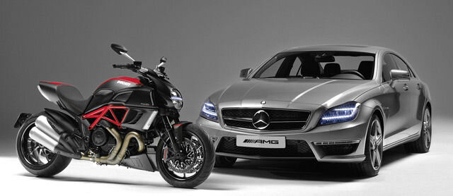 
Перед тем, кто впервые собирается выехать на дорогу в качестве водителя, а не пассажира, часто возникает вопрос: какое транспортное средство купить? Выбирая между автомобильной и двухколёсной техникой, рассматривают, что практичнее, мощнее, удобнее? Наконец, что быстрее: мотоцикл или машина? Конечно, идеальный вариант, когда в гараже и авто, и мотоцикл. И всё же рассмотрим преимущества каждого из видов транспорта.