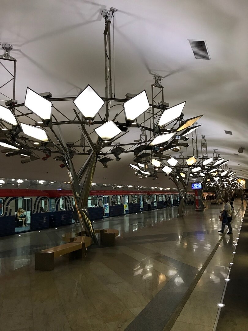     Станция очень красивая, но это сейчас. 