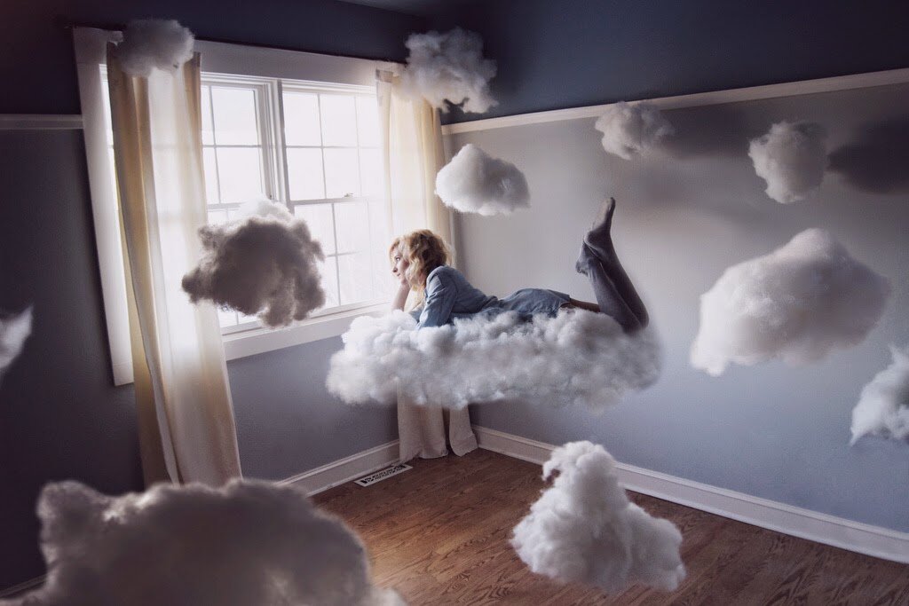 Дом летает песня. Летать в облаках. Облака в комнате. Фотосессия в облаках. Девушка летает в облаках.