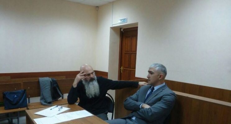 Отец Никиты Алексей Жарков и адвокат Руслан Аббасов в суде