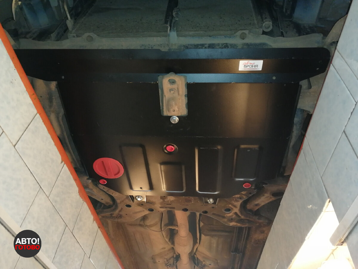 Переднее крепление на приварные уголки. Дополнительная пятая точка крепления - в продольную опору двигателя (штатная резьба). 