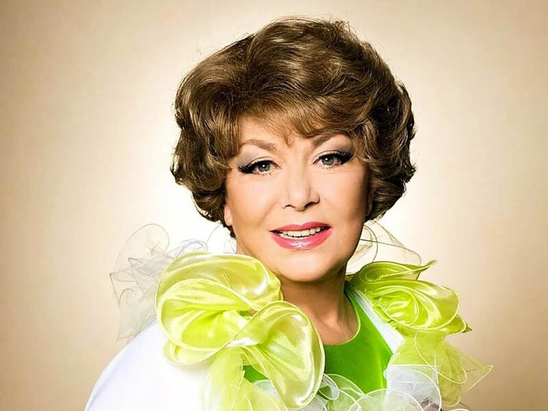 У многих кумиров есть маленькие тайны, которые они не спешат открывать широкой публике. Одна из них - ношение парика, давно заменившего знаменитостям их настоящие локоны.