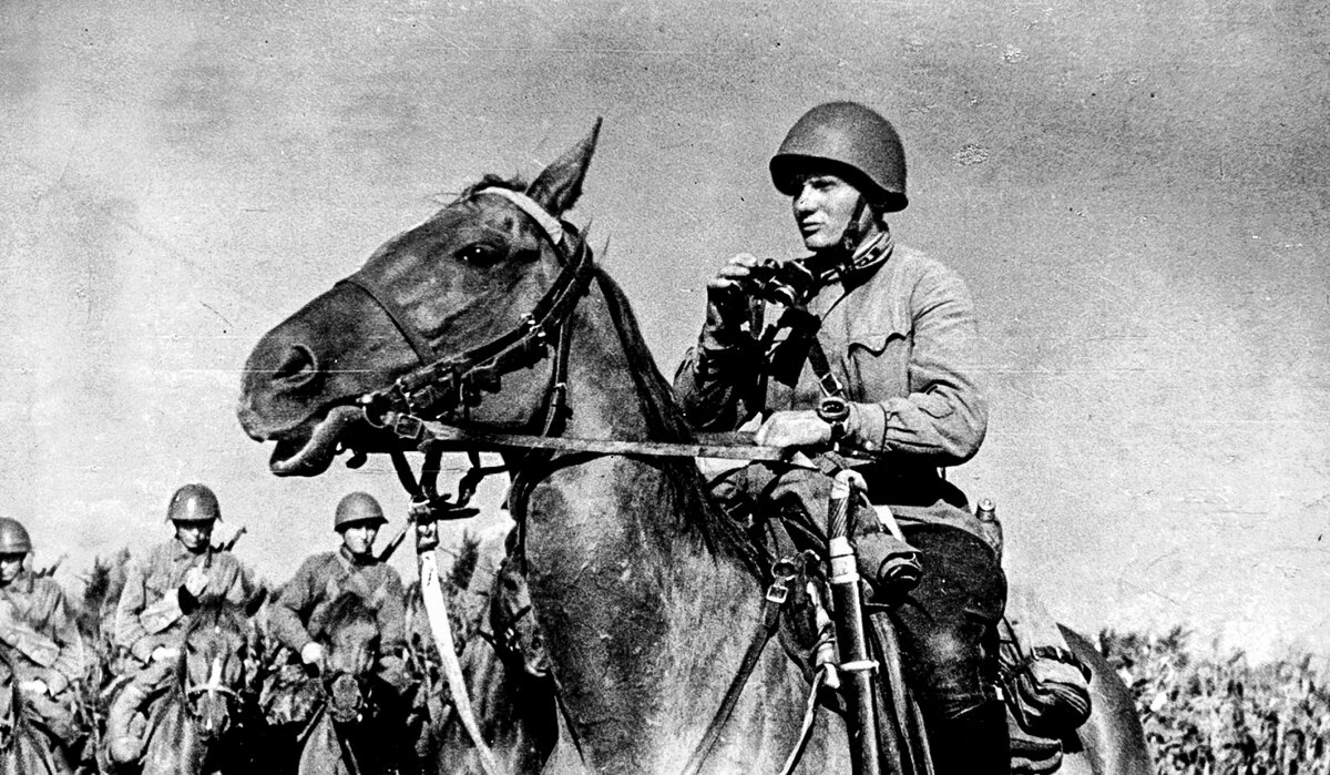 Кавалерист с шашкой обр. 1927 года с ножнами без гнезд для штыка (30-е годы ХХ века).