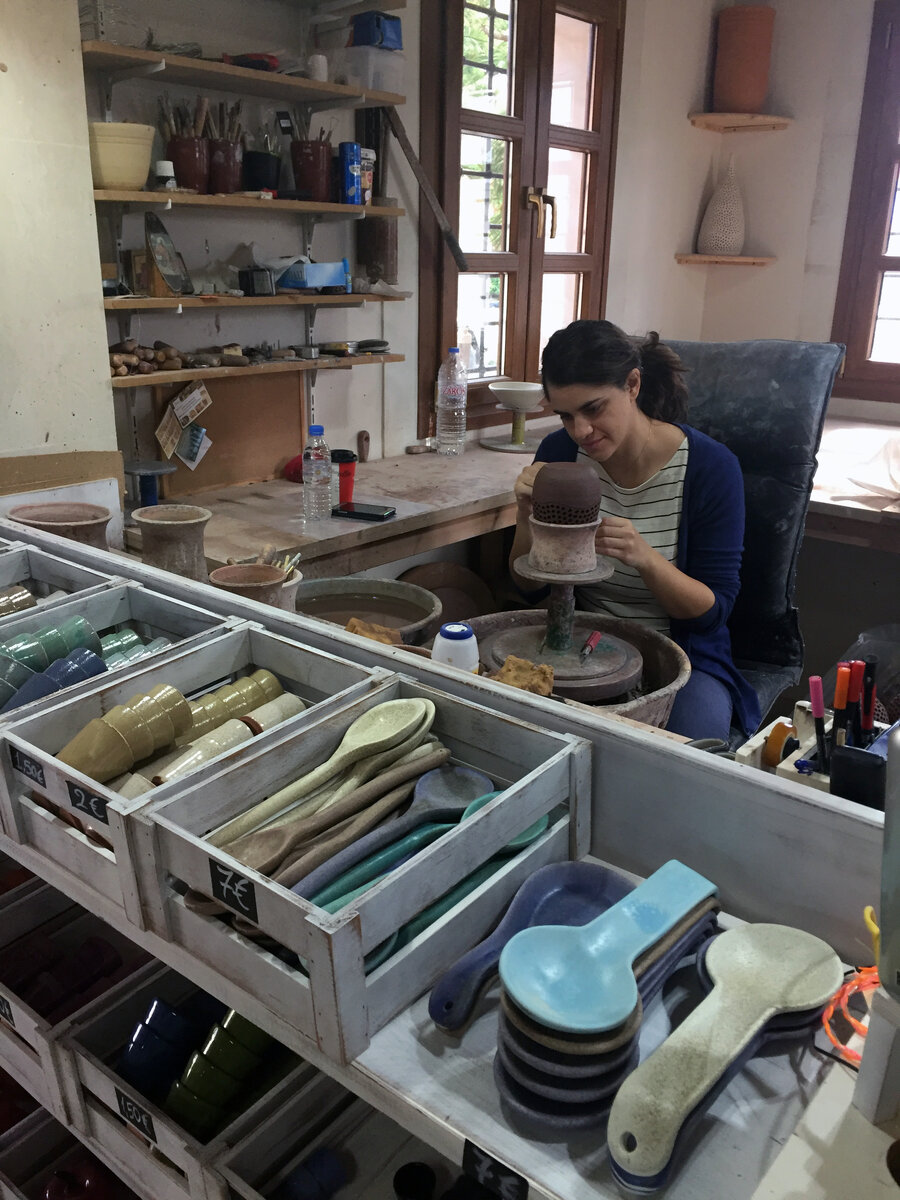 Гончар за работой. Деревня Маргаритес