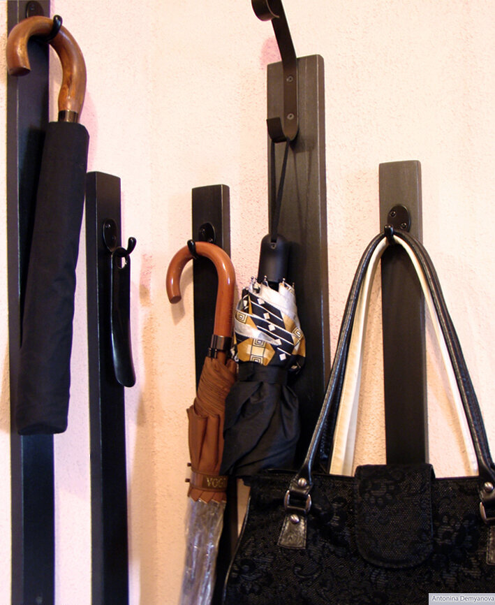 Фото автора статьи. Все крючки, закреплённые на рейке - металлические.