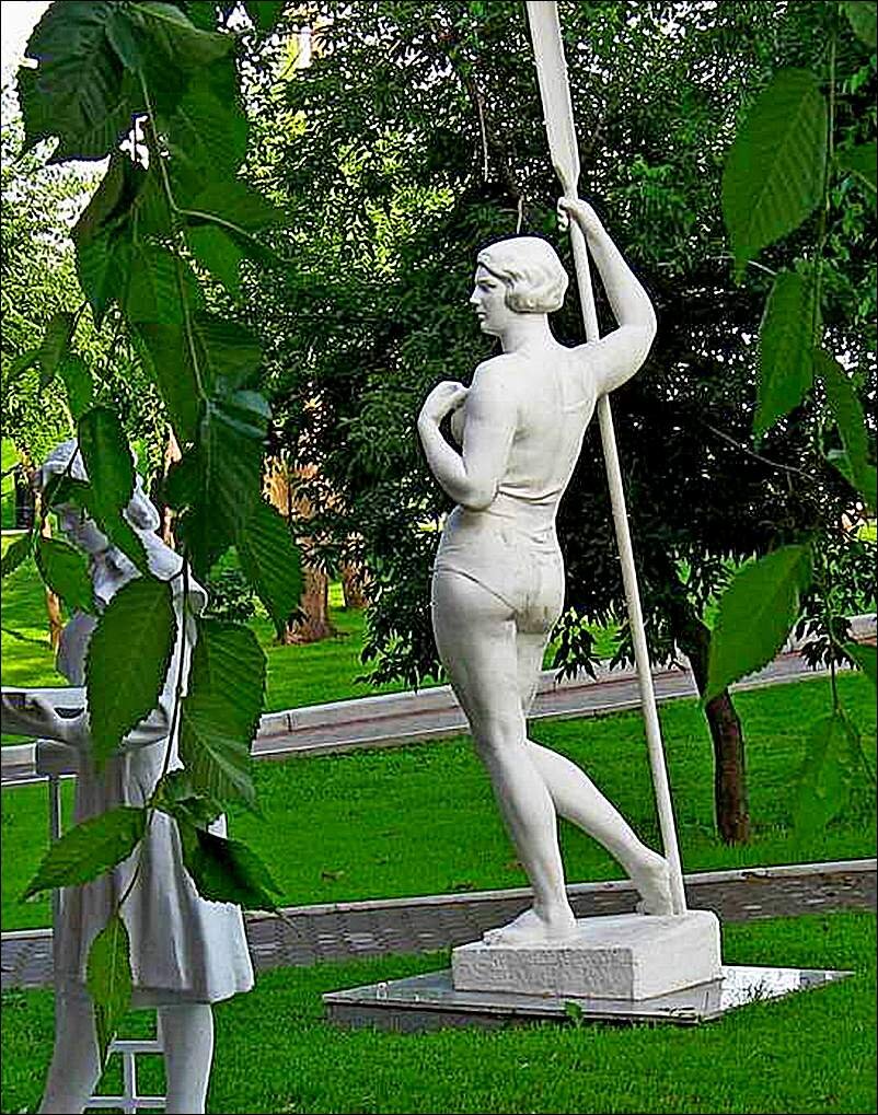 Девушка с веслом всегда на старте. Фото из открытого источника.