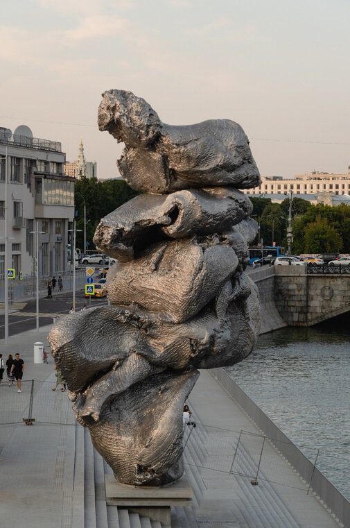 Фишер. Большая глина № 4. 2015. Алюминий. Временное место установки: Москва, Болотная площадь, 2021.